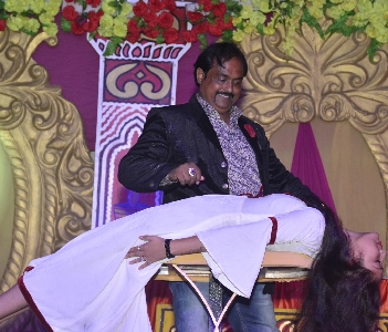 Magician Jugnu imposivil art of magic