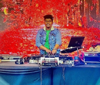 DJ DEE
