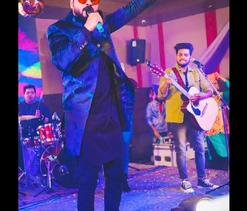 Singer Performer Neeraj Bakshi.